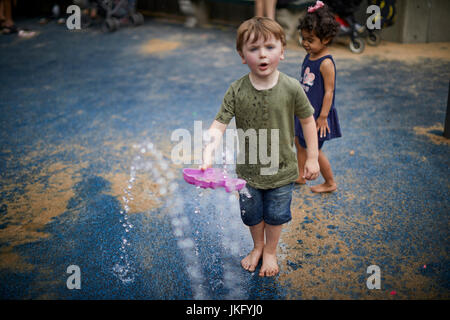 La città di New York, Manhattan Stati Uniti, Central Park area gioco per bambini Heckscher parco giochi, la più antica area giochi nel parco Foto Stock