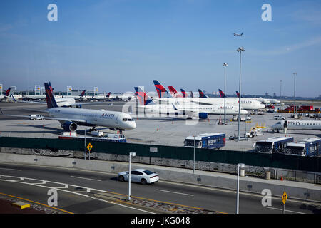 La città di New York, Manhattan Stati Uniti, l'Aeroporto JFK Delta airways aerei parcheggiati al terminale 4 Foto Stock