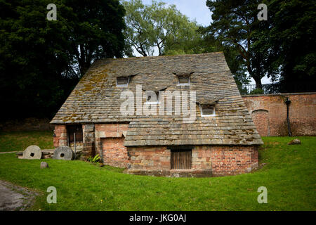 Esterno buff-rosa pietra arenaria bugnato Nether Alderley Mill 16esimo secolo watermill Nether Alderley, Cheshire, Inghilterra. designato Il Grade II* elencati di costruire Foto Stock