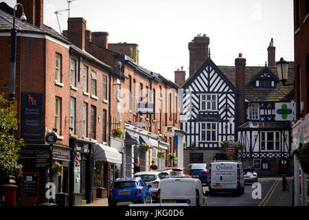 Il Leone e il cigno di stile tudor pub sulla banca del Cigno in Congleton Town Center, Cheshire, Inghilterra. Foto Stock