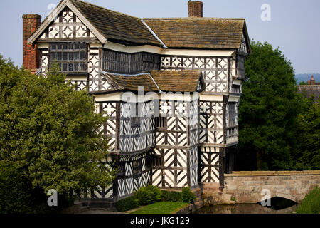 Little Moreton Hall, o il vecchio Moreton Hall, moated a struttura mista in legno e muratura tudor Manor House, Congleton, Cheshire Est, Inghilterra. Foto Stock