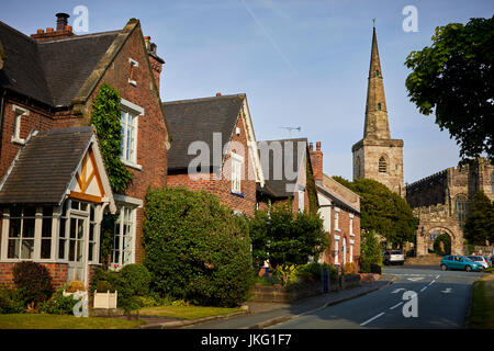 Villaggio Astbury cercando Peel Lane per la Chiesa di Santa Maria vicino a Congleton, Cheshire Est, Inghilterra, Il Grade ii Listed è un edificio. Foto Stock