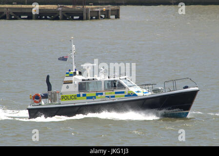 Ministero della Difesa del lancio di polizia Excalibur voce fino al fiume Tamigi a Londra Foto Stock