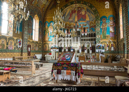 Piccola chiesa ortodossa nel villaggio di oncesti, Maramures, Romania Foto Stock