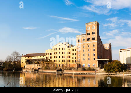 Archeologia industriale lungo il fiume Sile. Vecchia fabbrica abbandonata. Punto di riferimento italiano Foto Stock