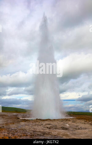 Grande eruzione al Strokkur Geyser in Islanda Foto Stock