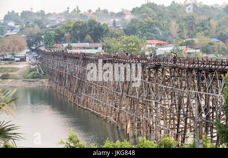 Kanchanaburi, Tailandia - 1 Marzo: 2017.boscosa ponte sul fiume (Mon ponte) nel distretto di Sangkhlaburi, Kanchanaburi Thailandia Foto Stock