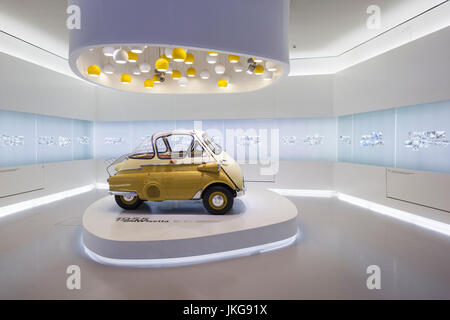 In Germania, in Baviera, Monaco di Baviera, Museo BMW, display della BMW Isetta bubble auto da anni cinquanta-ser Foto Stock