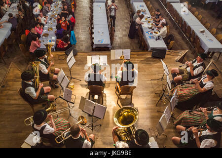 In Germania, in Baviera, Monaco di Baviera, Hofbreauhaus, beerhall più antica di Monaco di Baviera, costruita nel 1644, la sala da ballo con orchestra Foto Stock