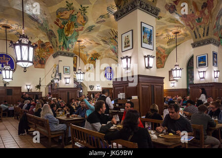 In Germania, in Baviera, Monaco di Baviera, Hofbreauhaus, beerhall più antica di Monaco di Baviera, costruito nel 1644, interno Foto Stock