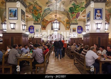 In Germania, in Baviera, Monaco di Baviera, Hofbreauhaus, beerhall più antica di Monaco di Baviera, costruito nel 1644, interno Foto Stock