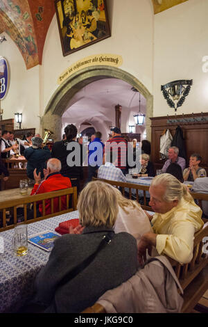 In Germania, in Baviera, Monaco di Baviera, Hofbreauhaus, beerhall più antica di Monaco di Baviera, costruito nel 1644, interno Foto Stock