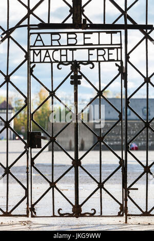 In Germania, in Baviera, Monaco - Dachau, WW-2 era campo di concentramento nazista, cancello di ingresso con la scritta, Arbeit macht frei, lavoro vi rende liberi Foto Stock