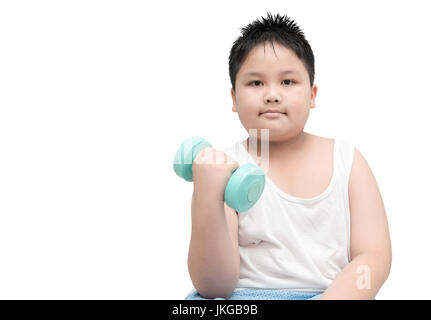 Obesi Fat Boy è fare gli esercizi con pesi; isolato su sfondo bianco con spazio di copia Foto Stock