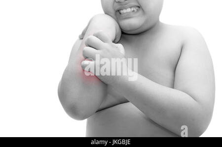 Obesi fat boy graffiare il prurito con mano. prurito isolati su sfondo bianco, concetto Salute e Medicina Foto Stock