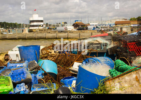 Commerciale di reti da pesca e scatole di plastica scartati sulla banchina a Warsash sulla costa sud pf Inghilterra in Hampshire Foto Stock