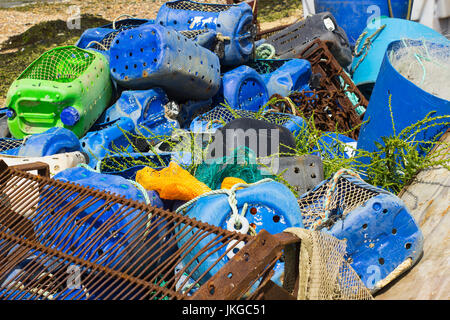 Commerciale di reti da pesca e scatole di plastica scartati sulla banchina a Warsash sulla costa sud pf Inghilterra in Hampshire Foto Stock