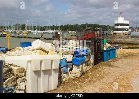 Commerciale di reti da pesca e scatole di plastica scartati sulla banchina a Warsash sulla costa sud pf Inghilterra in Hampshire Foto Stock