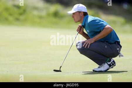 USA la Giordania Spieth linee fino un putt durante il giorno quattro del Campionato Open 2017 al Royal Birkdale Golf Club, Southport. Foto Stock