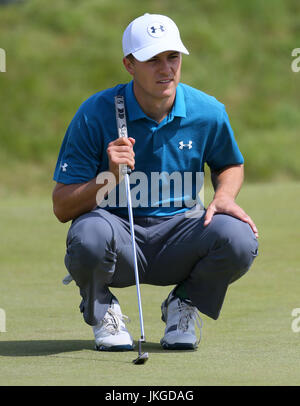 USA la Giordania Spieth linee fino un putt sul 1 verde durante il giorno quattro del Campionato Open 2017 al Royal Birkdale Golf Club, Southport. Foto Stock