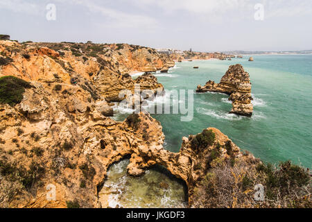 Splendida vista di Praia do camilo nel sud del Portogallo una delle più belle spiagge di lagos. Estate vocazione. Foto Stock