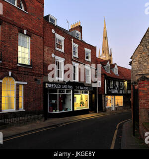 Edifici in stile georgiano lungo Vine Street di notte, St Wulframs chiesa Grantham town, Lincolnshire, England, Regno Unito Foto Stock