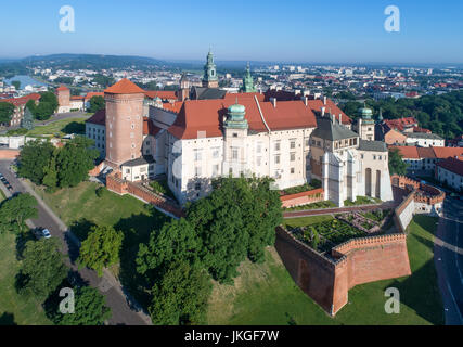 Storico castello reale di Wawel a Cracovia, Polonia vista aerea di mattina. Foto Stock