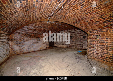 Il vecchio Trentham sistema di tunnel, fotografata nel 2007, che si estendeva sotto il principale " Austin Rover " fabbrica di automobili a Longbridge, Birmingham, Regno Unito. Si tratta di 386 metri di lunghezza e si estende da Lickey strada sopra alla stazione sul lato opposto della fabbrica. Nella seconda guerra mondiale è stato usato come un raid aereo riparo e realizzare localmente un obitorio. Dopo la guerra fu usato per spostare i prototipi senza essere visto e per memorizzare i veicoli prima di un grande incendio ha colpito è negli anni settanta. Da allora è stato chiuso a tenuta. È inondato in molte parti e utilizzata per contenere un mini 1275 GT con solo 11 miglia sull'orologio fino a quando non è stato rimosso nel 2012. Foto Stock