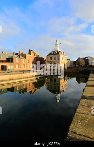 Statua commemorativa del Capitano George Vancouver con la Custom House, Hereford Quays, Kings Lynn, North Norfolk, Inghilterra, Regno Unito Foto Stock