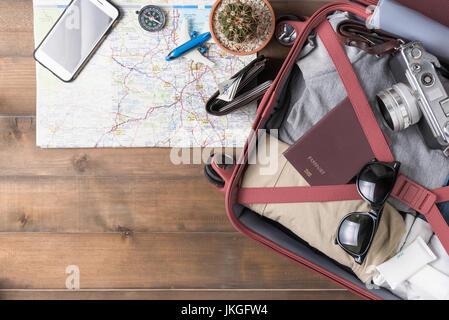 Preparare gli accessori e articoli da viaggio su bianco tavola di legno, piatto di laici che, vista dall'alto lo sfondo Foto Stock