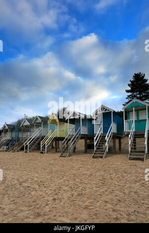 Beachuts colorati sui pozzetti beach, Costa North Norfolk; Inghilterra REGNO UNITO Foto Stock