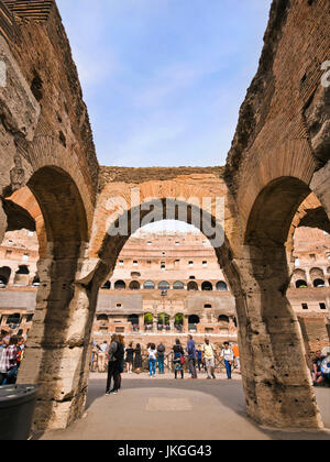 Vista verticale attraverso gli archi all'interno del Colosseo di Roma. Foto Stock