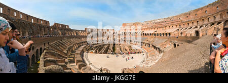 Orizzontale vista panoramica all'interno del Colosseo di Roma. Foto Stock