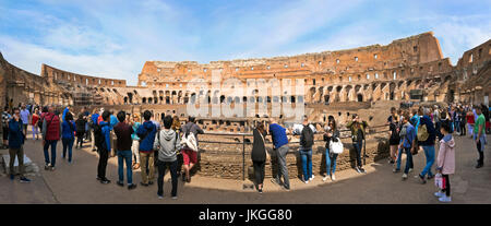 Orizzontale vista panoramica all'interno del Colosseo di Roma. Foto Stock