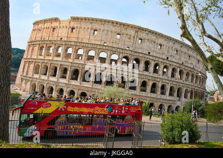 Vista orizzontale della parete esterna del Colosseo di Roma. Foto Stock