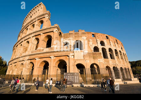 Vista orizzontale della parete esterna del Colosseo di Roma. Foto Stock