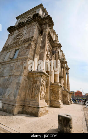 In verticale vicino la vista dell' Arco di Costantino a Roma. Foto Stock