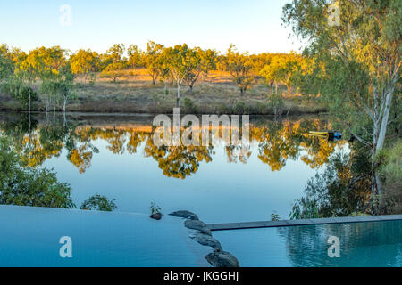 La mattina presto riflessioni, Cobbold Gorge Resort, Queensland, Australia Foto Stock