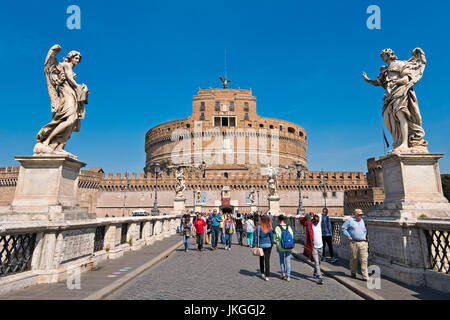 Vista orizzontale attraverso il ponte verso Castel Sant'Angelo a Roma. Foto Stock