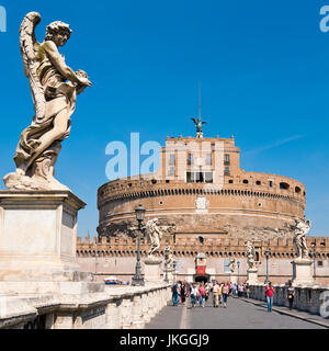 Vista sulla piazza di un Angelo statua che ornano il ponte verso Castel Sant'Angelo a Roma. Foto Stock