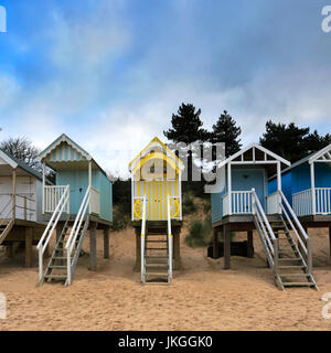 Beachuts colorati sui pozzetti beach, Costa North Norfolk; Inghilterra REGNO UNITO Foto Stock