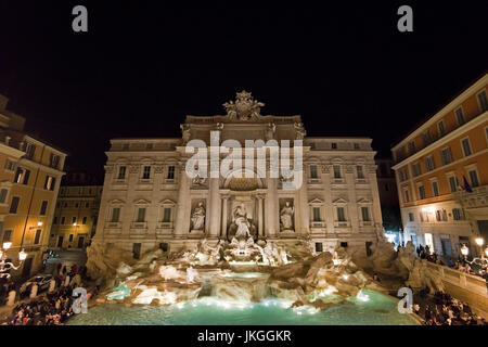 Vista orizzontale della Fontana di Trevi illuminata di notte a Roma. Foto Stock