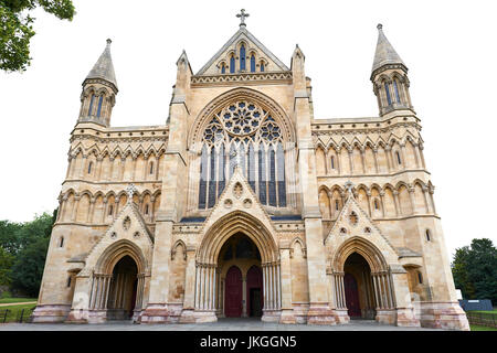 Il West End di St Albans Cathedral formalmente conosciuto come la Cattedrale e la chiesa abbaziale di St Alban, Hertfordshire, Regno Unito Foto Stock