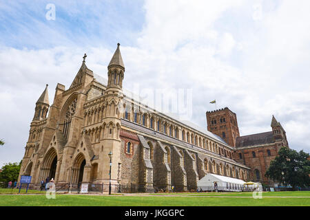 Il West End di St Albans Cathedral formalmente conosciuto come la Cattedrale e la chiesa abbaziale di St Alban, Hertfordshire, Regno Unito Foto Stock