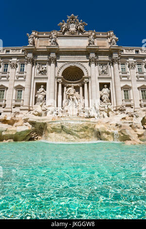Verticale di vista ravvicinata della Fontana di Trevi a Roma. Foto Stock
