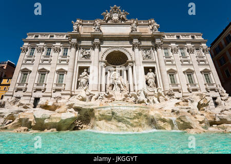 Orizzontale di vista ravvicinata della Fontana di Trevi a Roma. Foto Stock