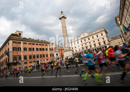 Vista orizzontale della maratona andando passata piazza Colonna a Roma. Foto Stock