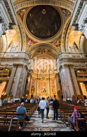 Vista verticale all'interno di Sant'Ignazio chiesa in Roma. Foto Stock