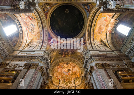 Vista orizzontale del soffitto dipinto e la cupola all'interno di Sant'Ignazio chiesa in Roma. Foto Stock