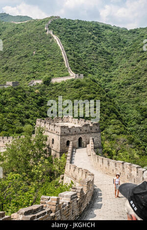 Due turisti occidentali in una sezione vuota del Grande Muraglia della Cina" Foto Stock